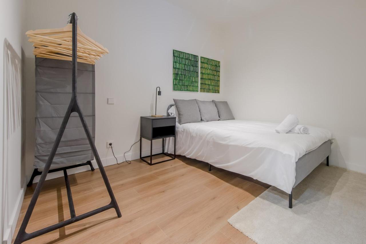 マドリードModern Apt & Cool Interior Design En El Retiroアパートメント エクステリア 写真