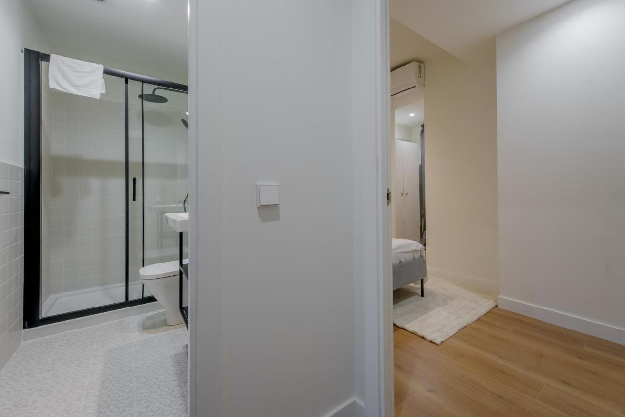 マドリードModern Apt & Cool Interior Design En El Retiroアパートメント エクステリア 写真